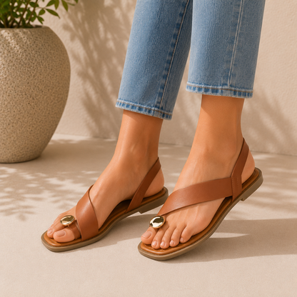 Sandalias Planas Tipo Dedo con Detalle Dorado®