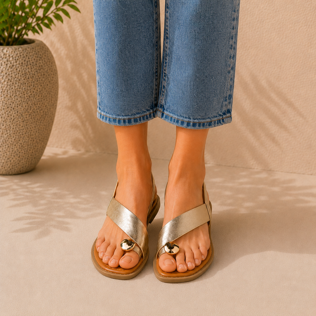 Sandalias Planas Tipo Dedo con Detalle Dorado®